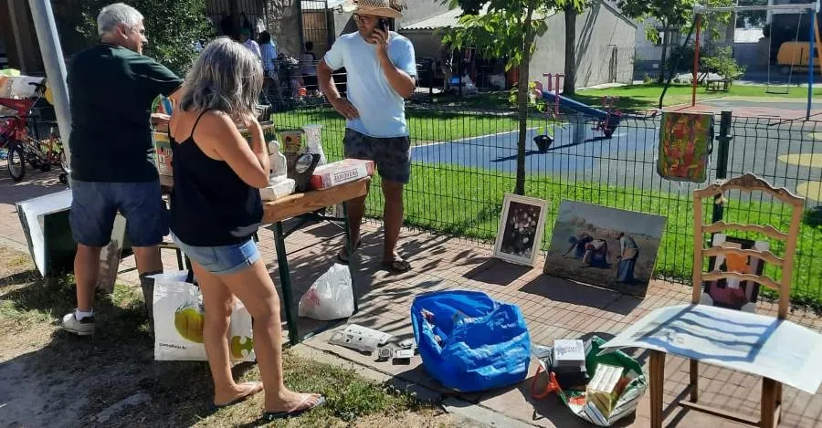 Foto 5 - Varios ni&ntilde;os se ponen detr&aacute;s del mostrador en el mercadillo de 2&ordf; mano de El Payo