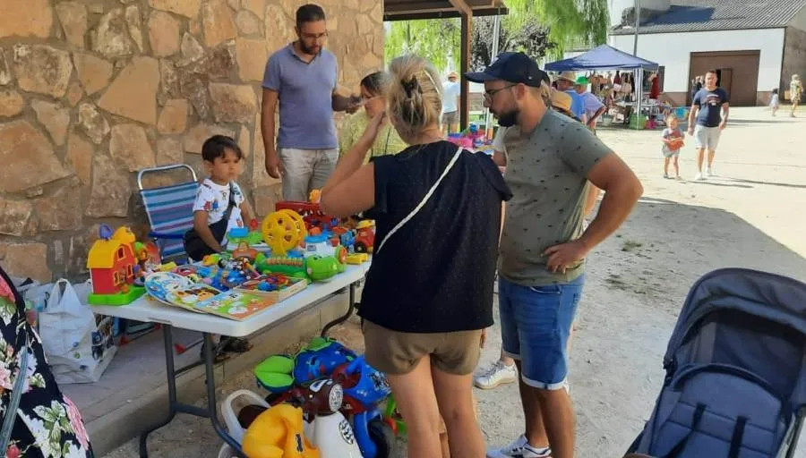 Foto 4 - Varios ni&ntilde;os se ponen detr&aacute;s del mostrador en el mercadillo de 2&ordf; mano de El Payo