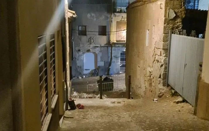 Foto 5 - Las vallas no impidieron que la calle Granadilla quedase una vez m&aacute;s en un deplorable estado