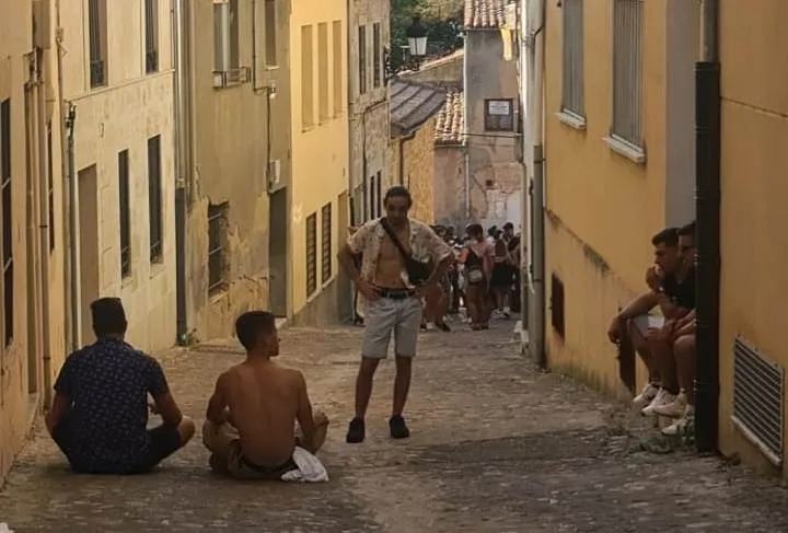 Foto 2 - Las vallas no impidieron que la calle Granadilla quedase una vez m&aacute;s en un deplorable estado