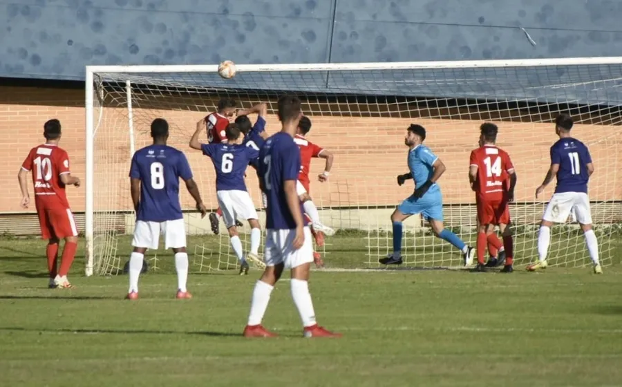 Foto 6 - Primera derrota de la pretemporada para el Ciudad Rodrigo ante el Guijuelo de 2&ordf; Federaci&oacute;n