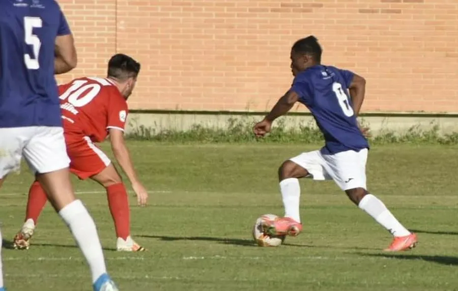 Foto 7 - Primera derrota de la pretemporada para el Ciudad Rodrigo ante el Guijuelo de 2&ordf; Federaci&oacute;n