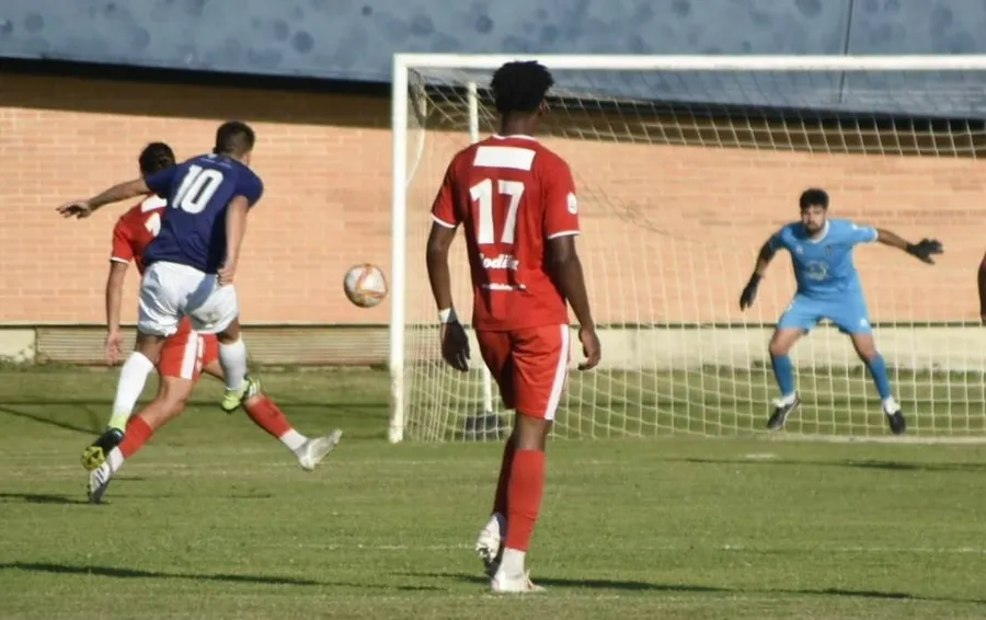 Foto 8 - Primera derrota de la pretemporada para el Ciudad Rodrigo ante el Guijuelo de 2&ordf; Federaci&oacute;n