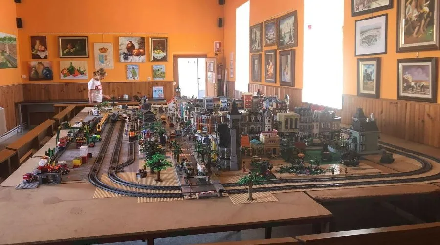 Foto 3 - Expuesto en Aldea del Obispo un gran montaje a base de piezas de Lego