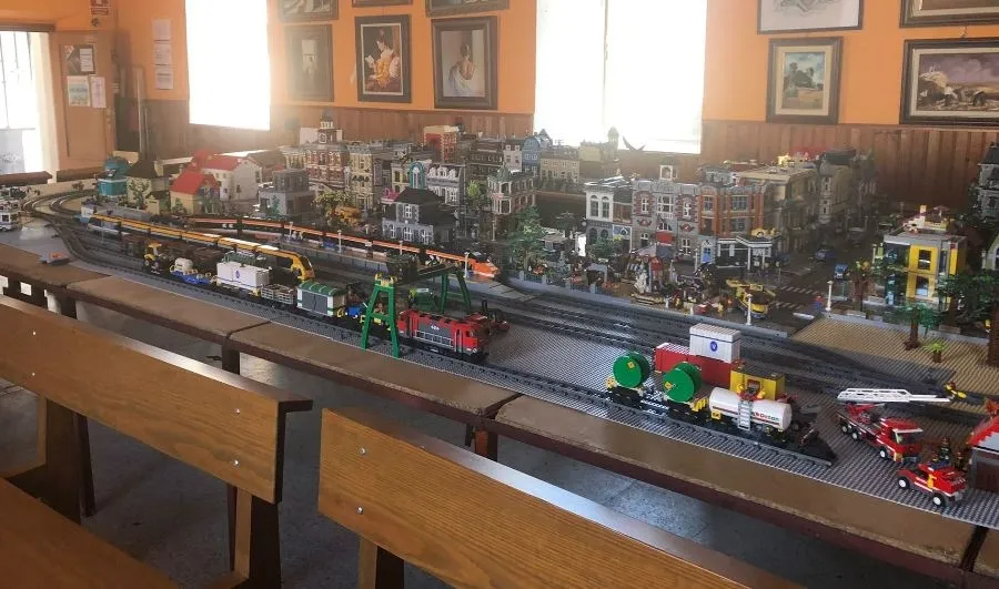 Foto 2 - Expuesto en Aldea del Obispo un gran montaje a base de piezas de Lego