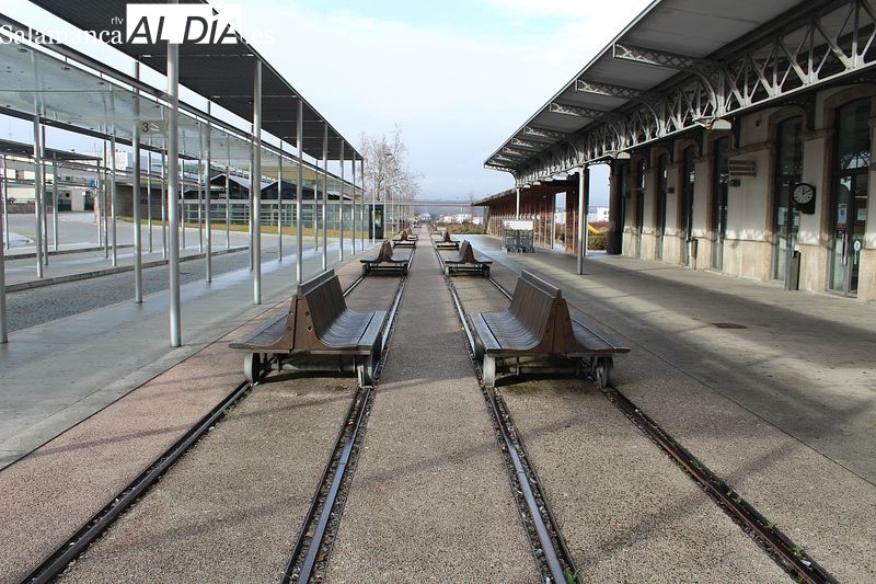 Mobiliario urbano en la antigua estación de trenes de Bragança | MARTÍN-GARAY