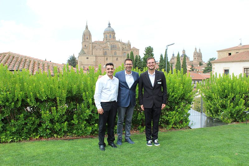 De izquierda a derecha, Marco Ferreira, Sergio Bruno, subdirector del Palacio de San Esteban, y Gonçalo Almeida | MARTÍN-GARAY