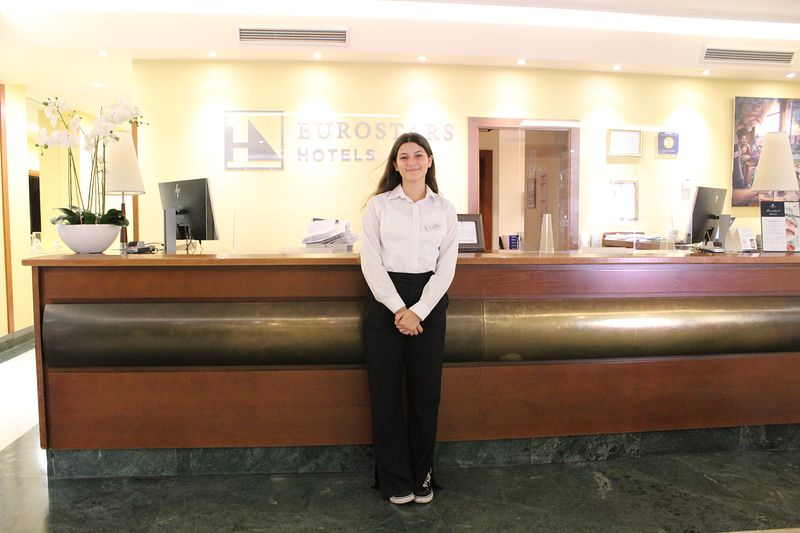 Rita Silva, becaria del programa Erasmus+, en la recepción del Hotel Eurostars Las Claras | MARTÍN-GARAY