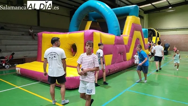 Los más pequeños han tenido dedicado este miércoles casi en exclusiva con un parque de hinchables y los payasos de Risolandia 