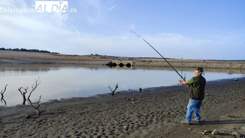 XI Encuentro de Pesca San Roque organizado por el CD Bajo-Tormes en Villarino con motivo de las fiestas patronales / CORRAL