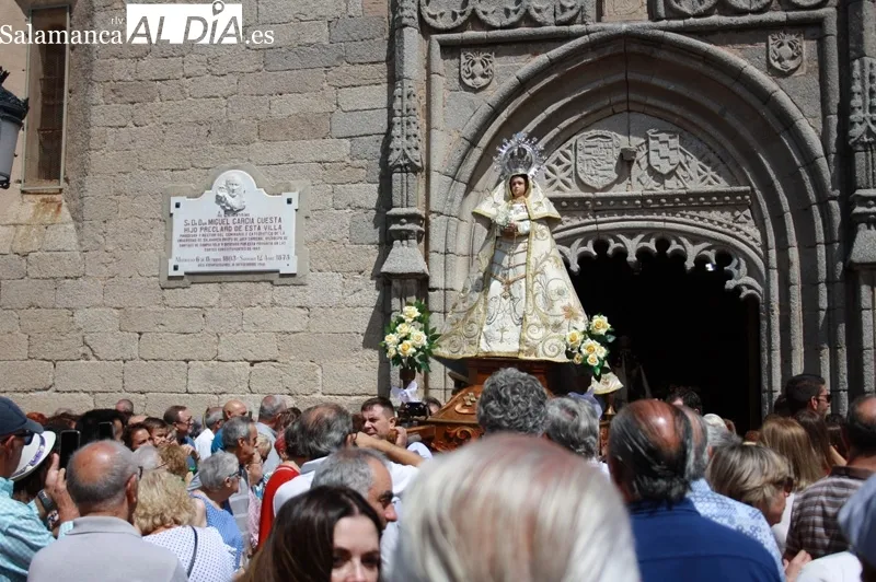 Foto 11 - Multitudinario y emotivo recibimiento a San Roque en las calles de Macotera