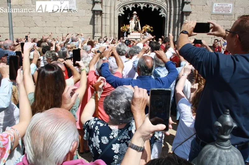 Foto 10 - Multitudinario y emotivo recibimiento a San Roque en las calles de Macotera