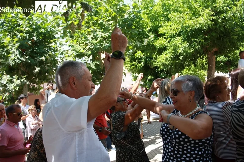Foto 8 - Multitudinario y emotivo recibimiento a San Roque en las calles de Macotera