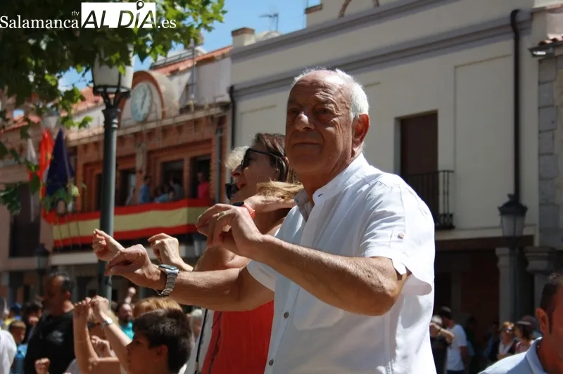 Foto 6 - Multitudinario y emotivo recibimiento a San Roque en las calles de Macotera