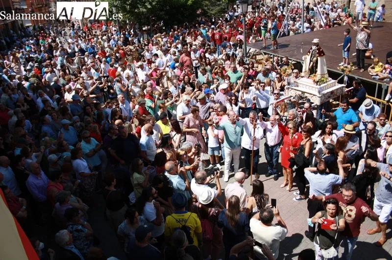 Foto 3 - Multitudinario y emotivo recibimiento a San Roque en las calles de Macotera