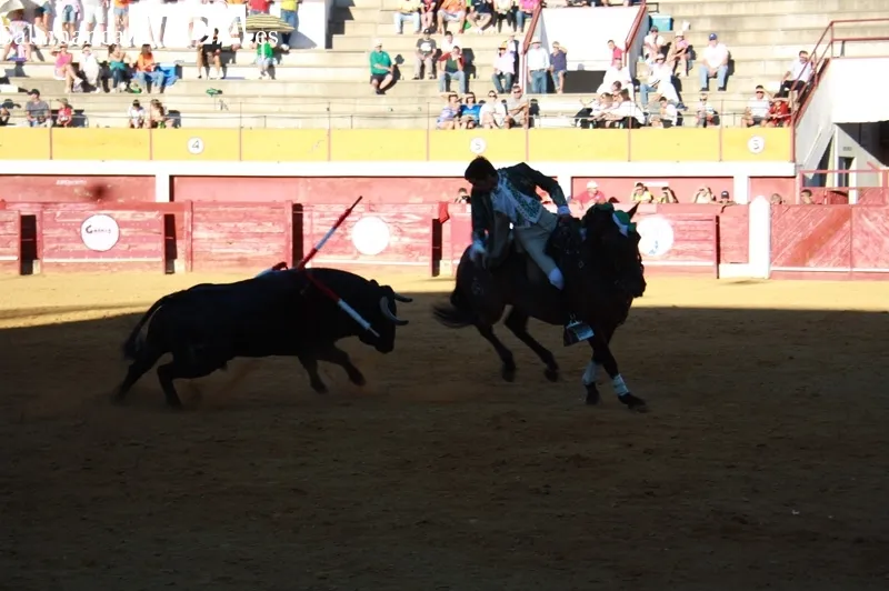 Foto 8 - Brillo y encaste para una corrida de Rejones con gran entrada en Macotera