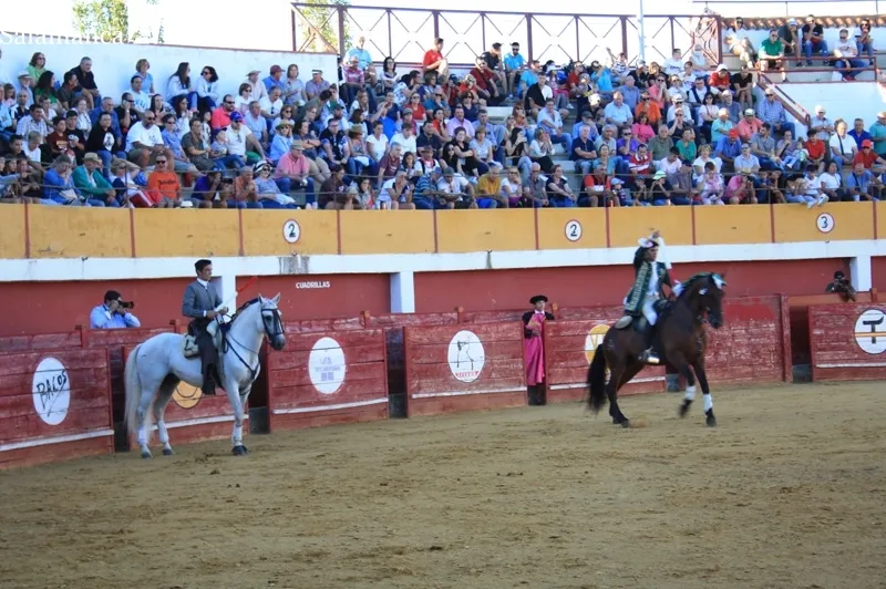 Foto 7 - Brillo y encaste para una corrida de Rejones con gran entrada en Macotera