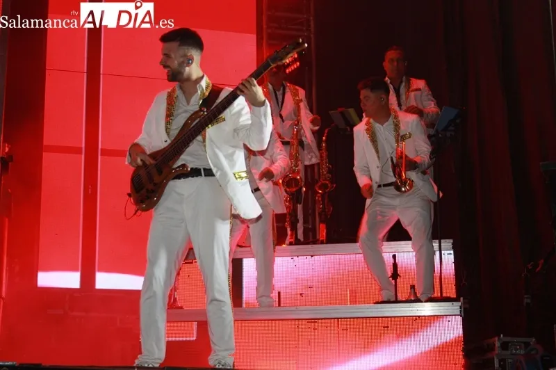 La Orquesta Olympus ofrecía un llamativo espectáculo en el parque La Huerta