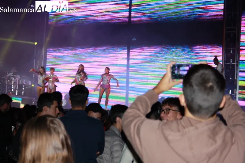 La Orquesta Olympus ofrecía un llamativo espectáculo en el parque La Huerta