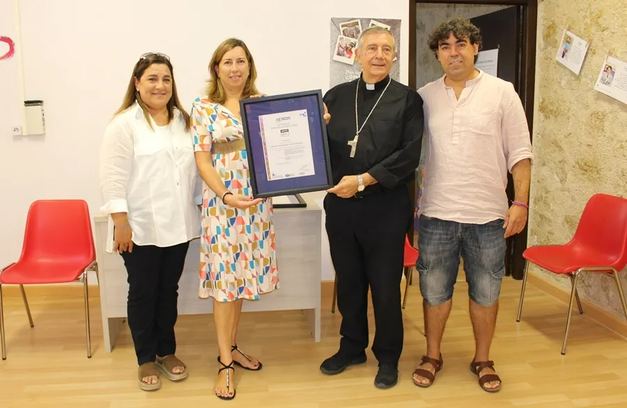 Foto 2 - C&aacute;ritas recibe el certificado de Gesti&oacute;n de calidad ISO 9001
