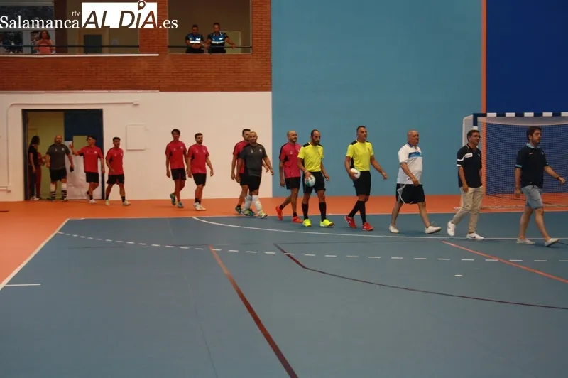 Foto 6 - Expectaci&oacute;n y gradas llenas para vivir el partido de reinaguraci&oacute;n del pabell&oacute;n y el 40 aniversario de las '32 horas de f&uacute;tbol sala'