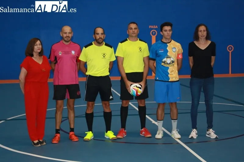 Foto 5 - Expectaci&oacute;n y gradas llenas para vivir el partido de reinaguraci&oacute;n del pabell&oacute;n y el 40 aniversario de las '32 horas de f&uacute;tbol sala'