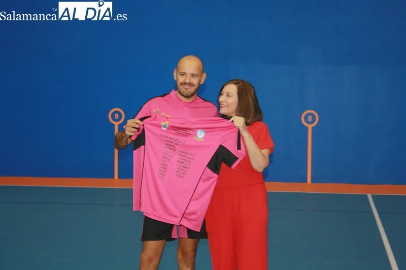 Foto 3 - Expectaci&oacute;n y gradas llenas para vivir el partido de reinaguraci&oacute;n del pabell&oacute;n y el 40 aniversario de las '32 horas de f&uacute;tbol sala'