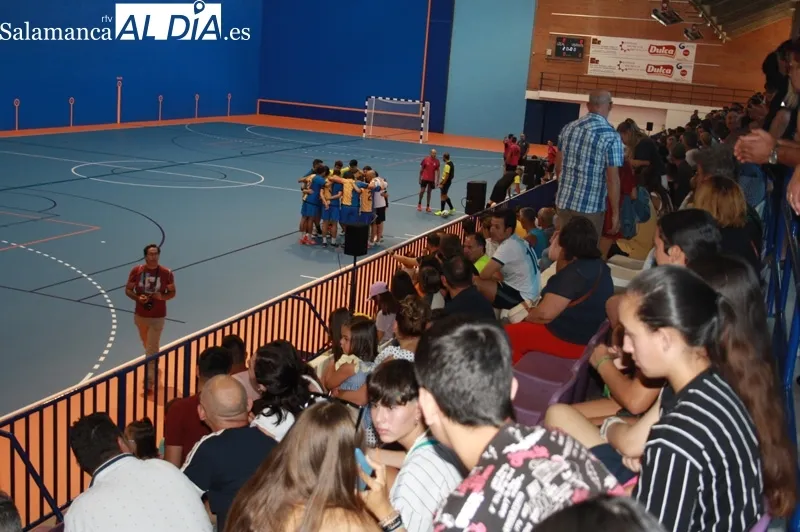 Foto 2 - Expectaci&oacute;n y gradas llenas para vivir el partido de reinaguraci&oacute;n del pabell&oacute;n y el 40 aniversario de las '32 horas de f&uacute;tbol sala'