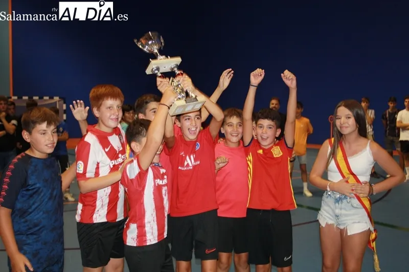 Foto 6 - Las '32 horas de F&uacute;tbol Sala' finalizan como masivas en p&uacute;blico y coronando a Confecciones Manuel Holgado y Sinergias FC como campeones