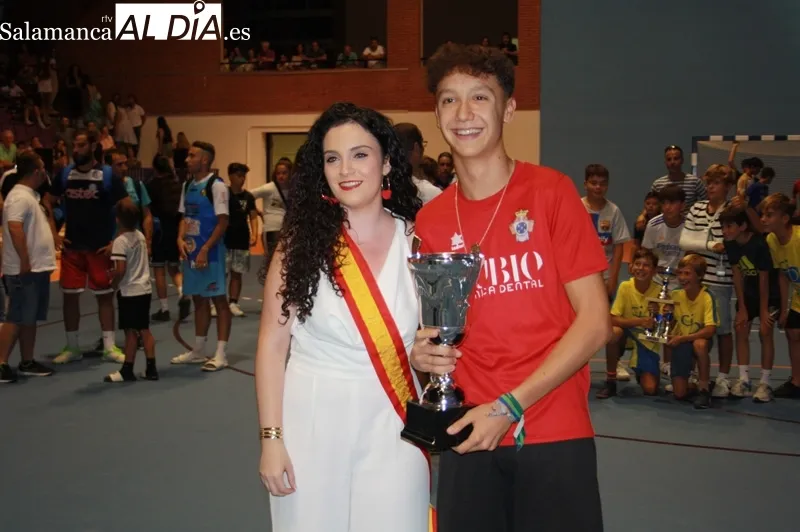 Foto 2 - Las '32 horas de F&uacute;tbol Sala' finalizan como masivas en p&uacute;blico y coronando a Confecciones Manuel Holgado y Sinergias FC como campeones