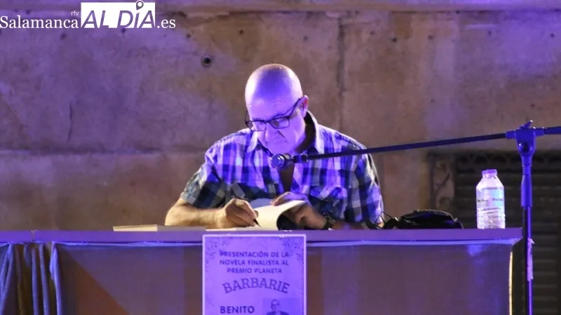 La presentación de la novela 'Barbarie' en Vitigudino contó con la presencia de su autor, Benito González, y fue conducida por Raquel Bernal / CORRAL