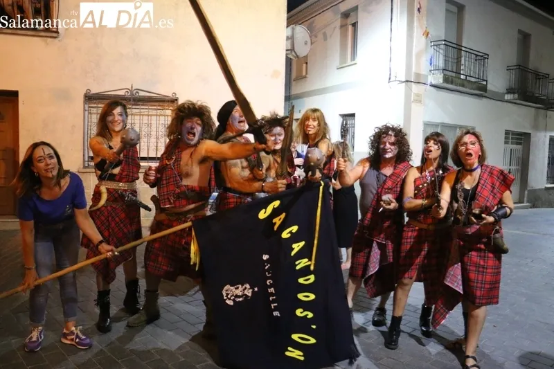 Aniamda presentación de las peñas en la plaza de Saucelle / CORRAL