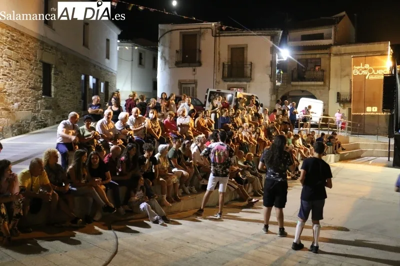 Aniamda presentación de las peñas en la plaza de Saucelle / CORRAL