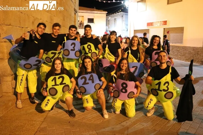 Aniamda presentación de las peñas en la plaza de Saucelle / CORRAL