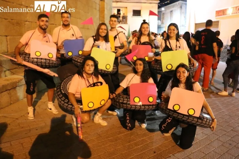 Aniamda presentación de las peñas en la plaza de Saucelle / CORRAL