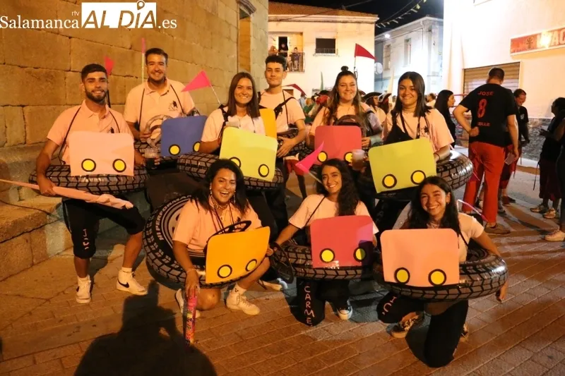 Aniamda presentación de las peñas en la plaza de Saucelle / CORRAL