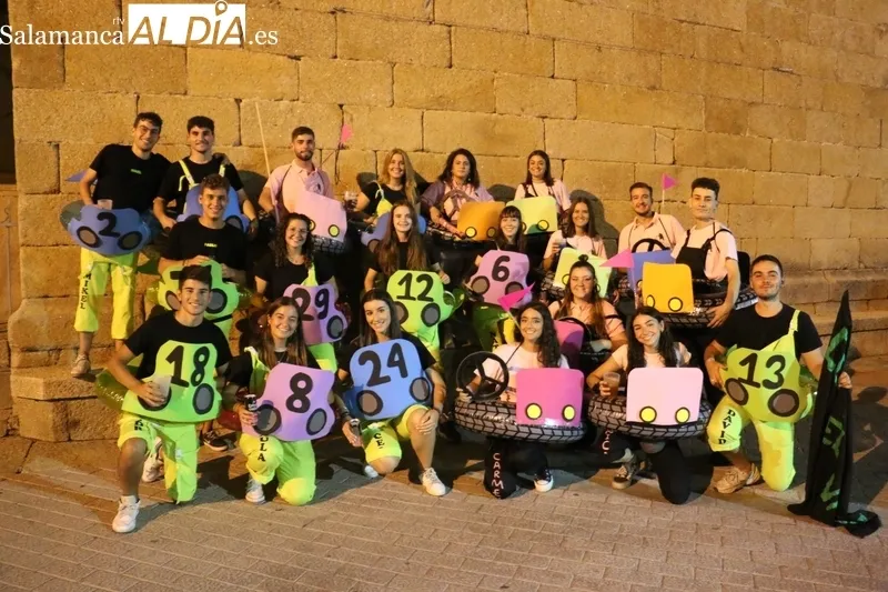 Aniamda presentación de las peñas en la plaza de Saucelle / CORRAL