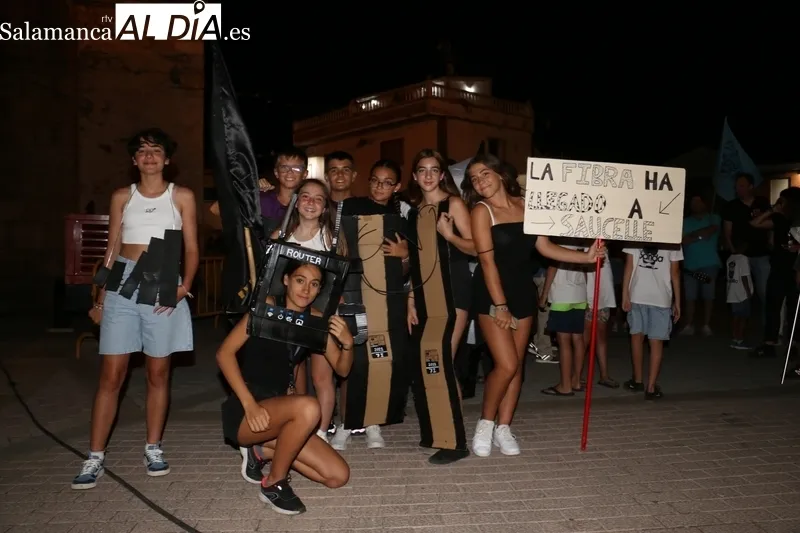Aniamda presentación de las peñas en la plaza de Saucelle / CORRAL