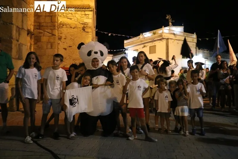 Aniamda presentación de las peñas en la plaza de Saucelle / CORRAL