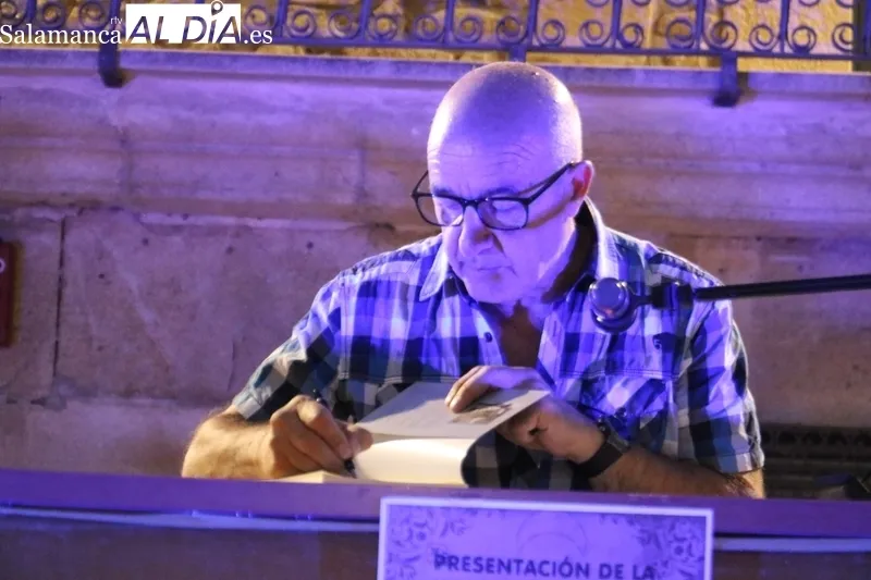 La presentación de la novela 'Barbarie' en Vitigudino contó con la presencia de su autor, Benito González, y fue conducida por Raquel Bernal / CORRAL