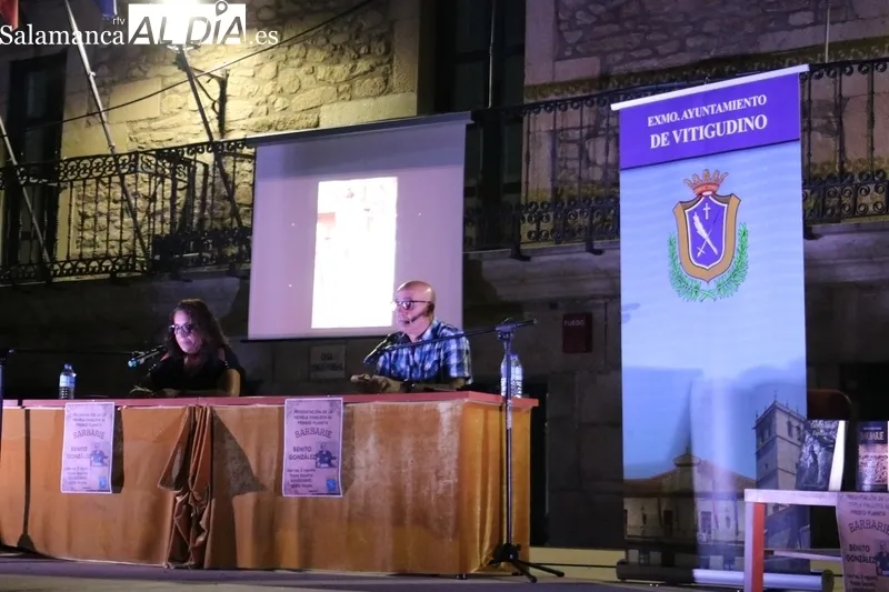 La presentación de la novela 'Barbarie' en Vitigudino contó con la presencia de su autor, Benito González, y fue conducida por Raquel Bernal / CORRAL