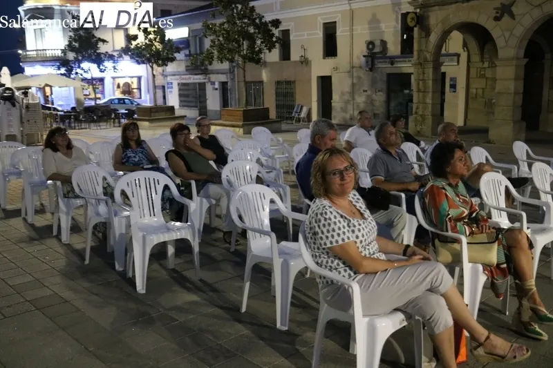 La presentación de la novela 'Barbarie' en Vitigudino contó con la presencia de su autor, Benito González, y fue conducida por Raquel Bernal / CORRAL