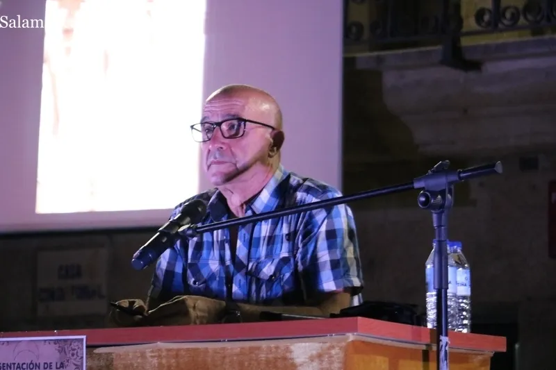 La presentación de la novela 'Barbarie' en Vitigudino contó con la presencia de su autor, Benito González, y fue conducida por Raquel Bernal / CORRAL