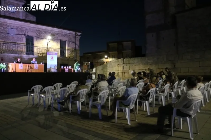 La presentación de la novela 'Barbarie' en Vitigudino contó con la presencia de su autor, Benito González, y fue conducida por Raquel Bernal / CORRAL
