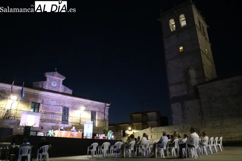 La presentación de la novela 'Barbarie' en Vitigudino contó con la presencia de su autor, Benito González, y fue conducida por Raquel Bernal / CORRAL