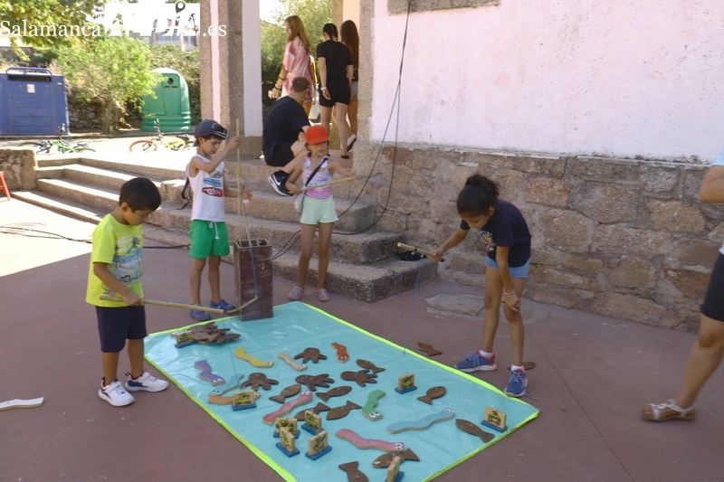 Juegos infantiles en Saldeana en las fiestas de verano / CORRAL
