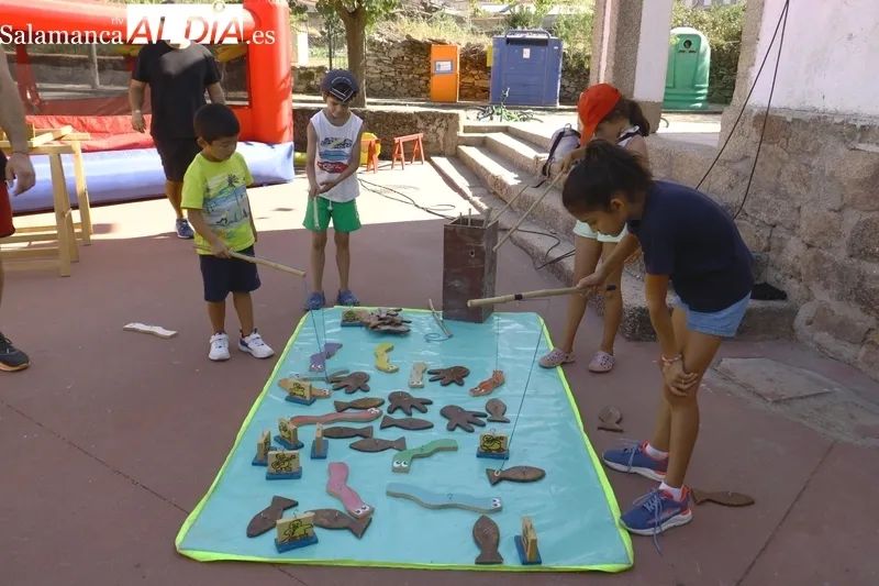 Juegos infantiles en Saldeana en las fiestas de verano / CORRAL