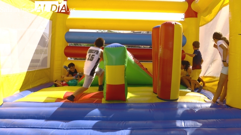 Juegos infantiles en Saldeana en las fiestas de verano / CORRAL