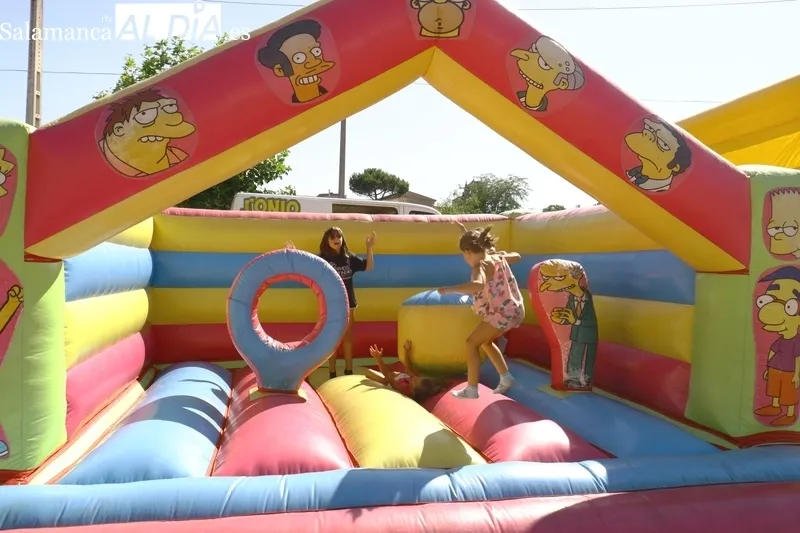 Juegos infantiles en Saldeana en las fiestas de verano / CORRAL