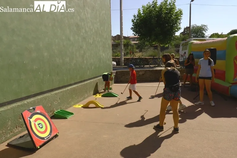 Juegos infantiles en Saldeana en las fiestas de verano / CORRAL
